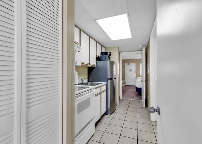 Apart hotel: Oceanfront Condo Camelot By The Sea